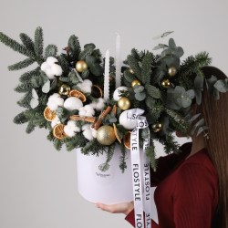 Зимняя новогодняя композиция со свечами